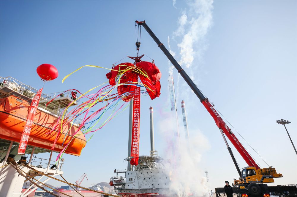 渤船重工建造的華科1號、2號自升助航式作業(yè)平臺命名交工