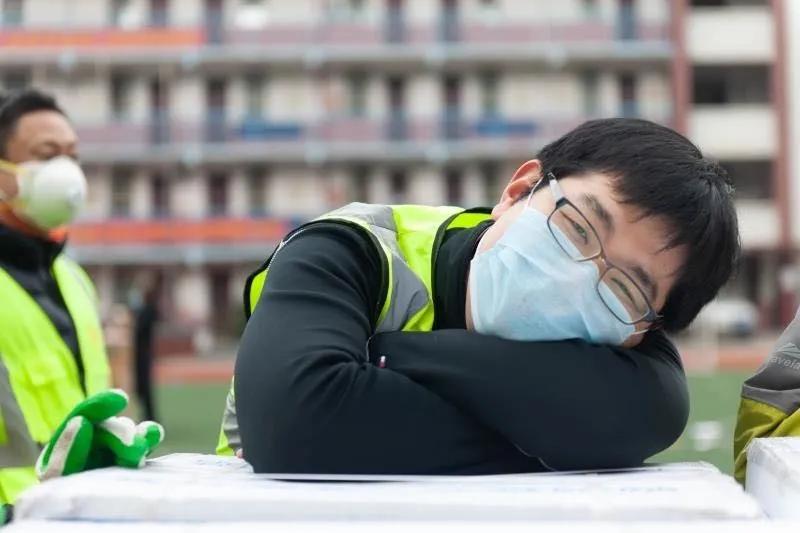 志愿者賈威：“累了，趴下歇會兒”