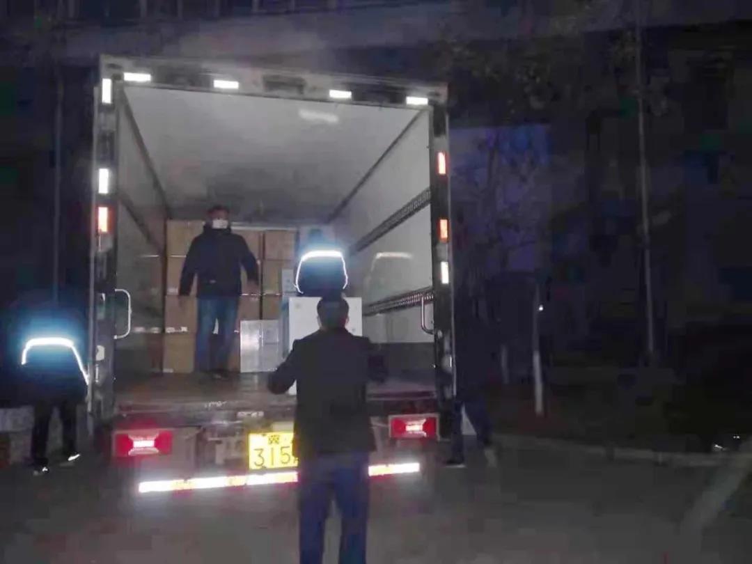 這樣深夜連續(xù)作業(yè)，已堅持了多日